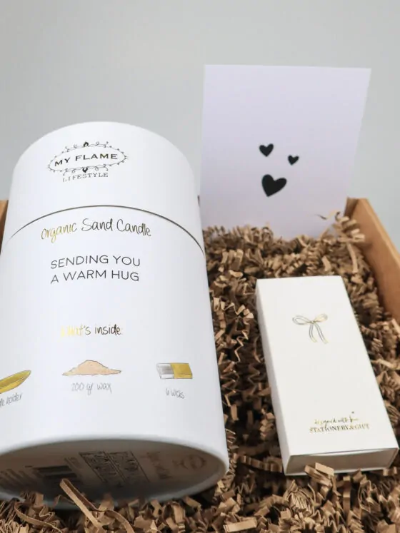 Cadeaupakket warm hugs – Kaarsenzand giftbox en lucifers