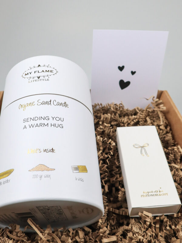 Cadeaupakket warm hugs – Kaarsenzand giftbox en lucifers