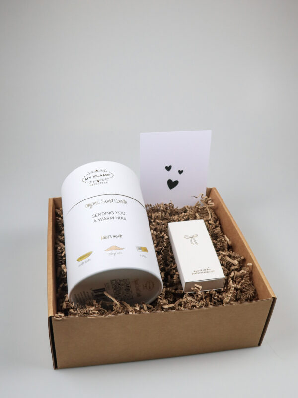 Cadeaupakket warm hugs – Kaarsenzand giftbox en lucifers