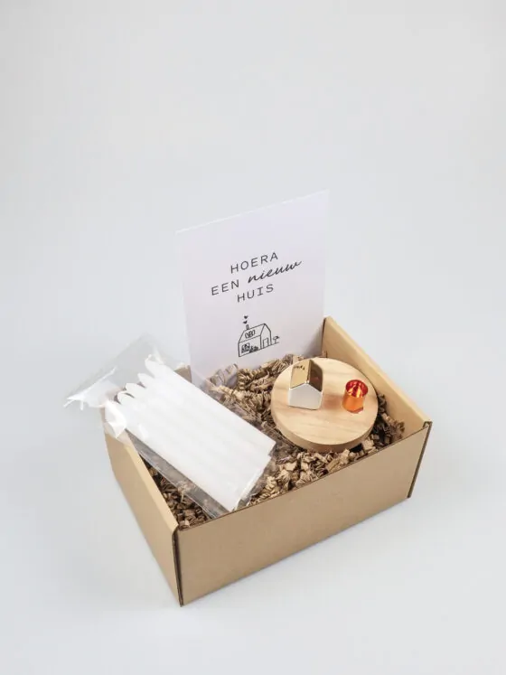Cadeaupakket nieuw huis – met Räder kandelaar huisje en 5 kaarsjes