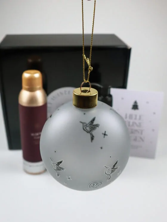 Kerstcadeaupakket Warm Hugs met douchefoam, handzeep en kerstbal