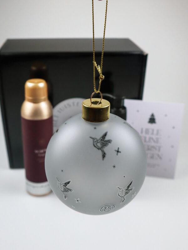 Kerstcadeaupakket Warm Hugs met douchefoam, handzeep en kerstbal