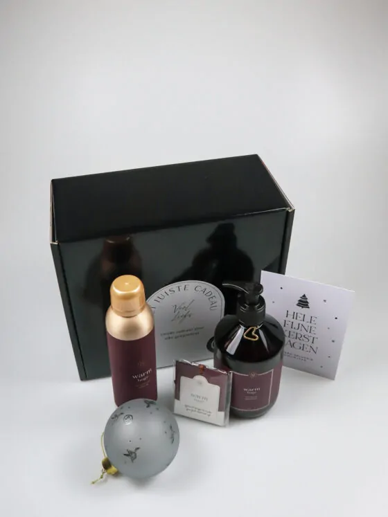 Kerstcadeaupakket Warm Hugs met douchefoam, handzeep en kerstbal