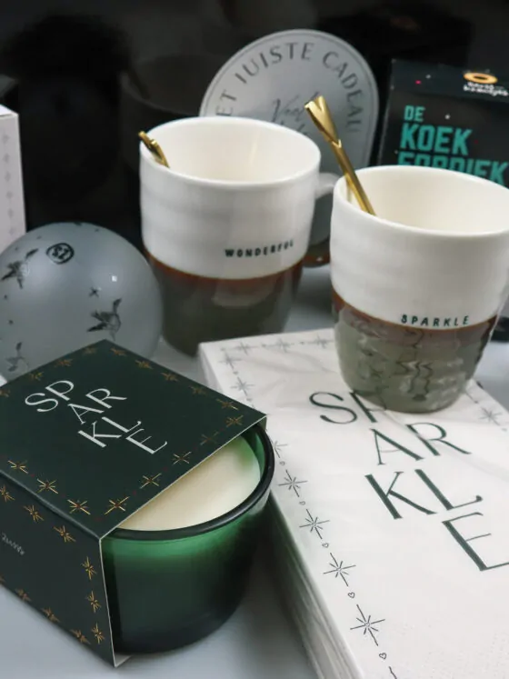 Kerst cadeaupakket met Zusss mokken, kaars en kerstaccessoires