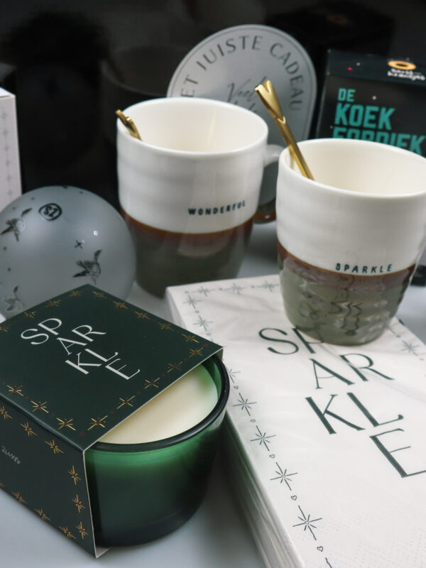 Kerst cadeaupakket met Zusss mokken, kaars en kerstaccessoires Kerst cadeaupakket met Zusss mokken, kaars en kerstaccessoires