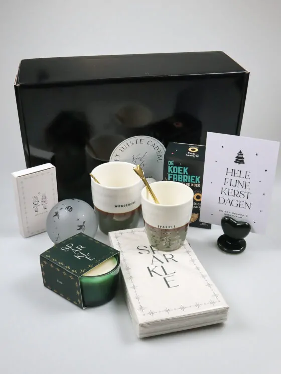 Kerst cadeaupakket met Zusss mokken, kaars en kerstaccessoires