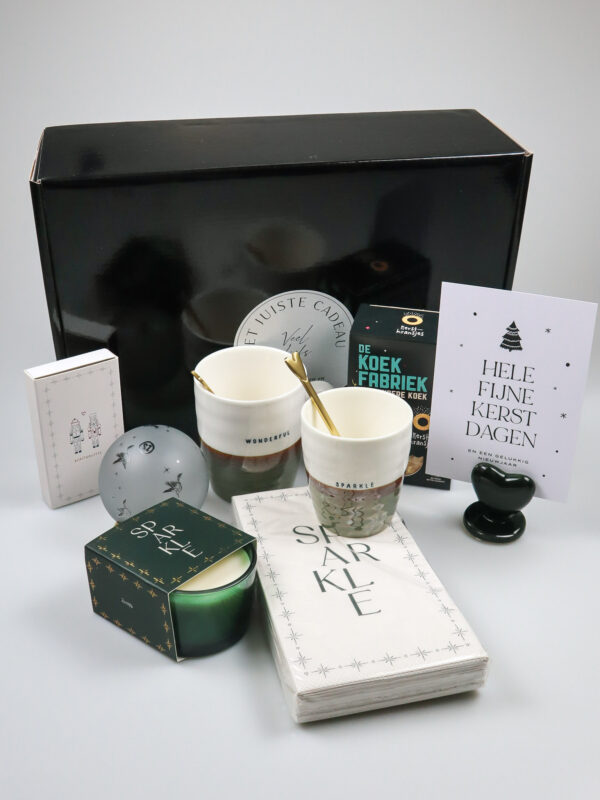 Kerst cadeaupakket met Zusss mokken, kaars en kerstaccessoires Kerst cadeaupakket met Zusss mokken, kaars en kerstaccessoires