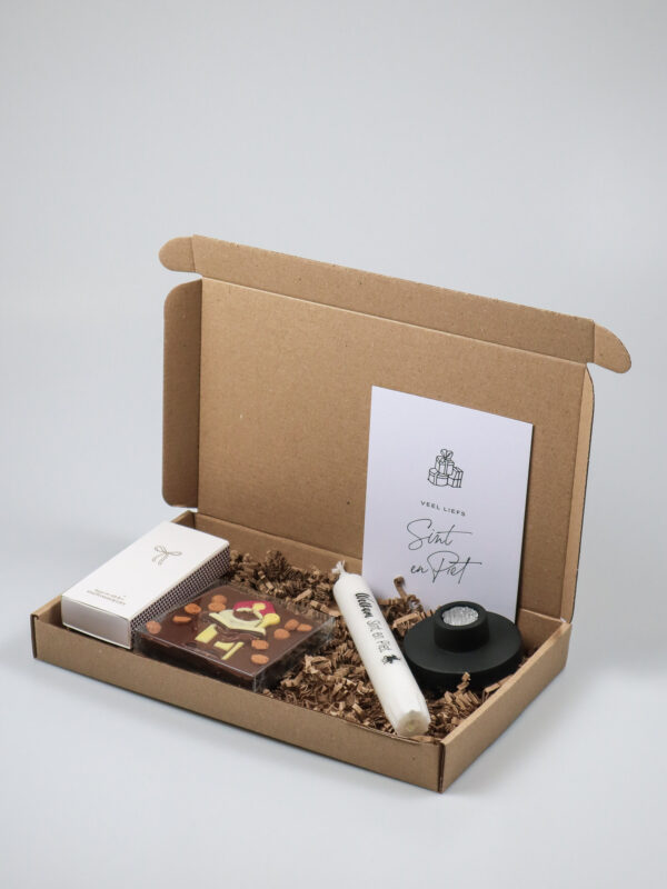 Sint brievenbuspakket met kaars, kandelaar, chocoladereep en lucifers Sint brievenbuspakket met kaars, kandelaar, chocoladereep en lucifers