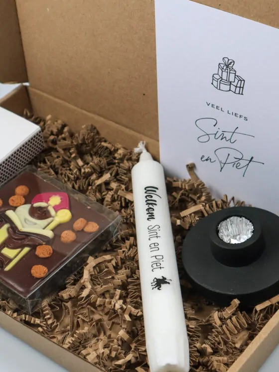 Sint brievenbuspakket met kaars, kandelaar, chocoladereep en lucifers