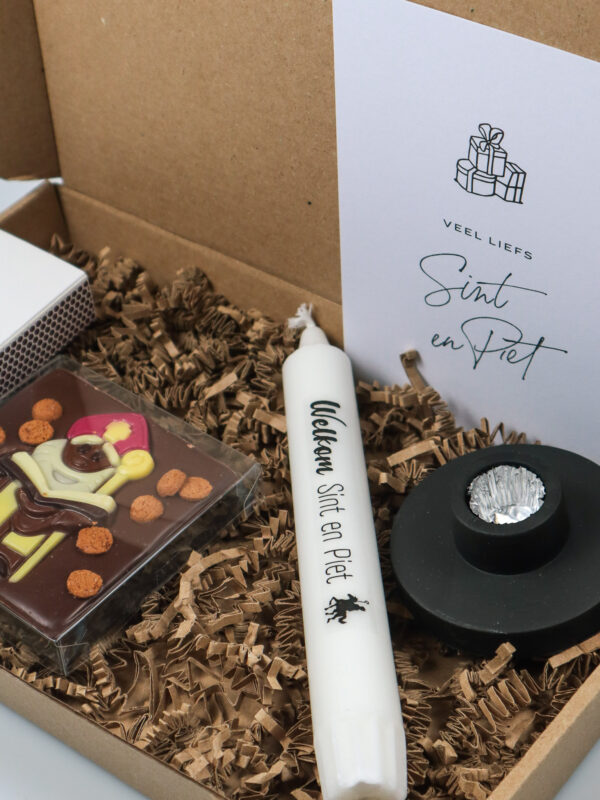 Sint brievenbuspakket met kaars, kandelaar, chocoladereep en lucifers Sint brievenbuspakket met kaars, kandelaar, chocoladereep en lucifers