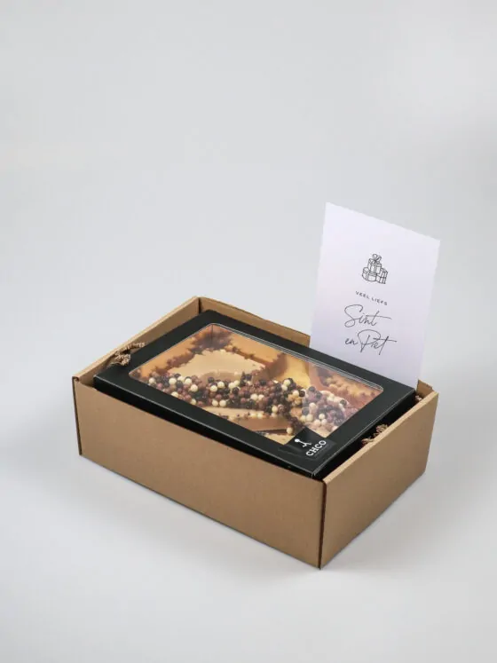 Sinterklaas cadeaupakket met witte chocoladeletter cookie karamel