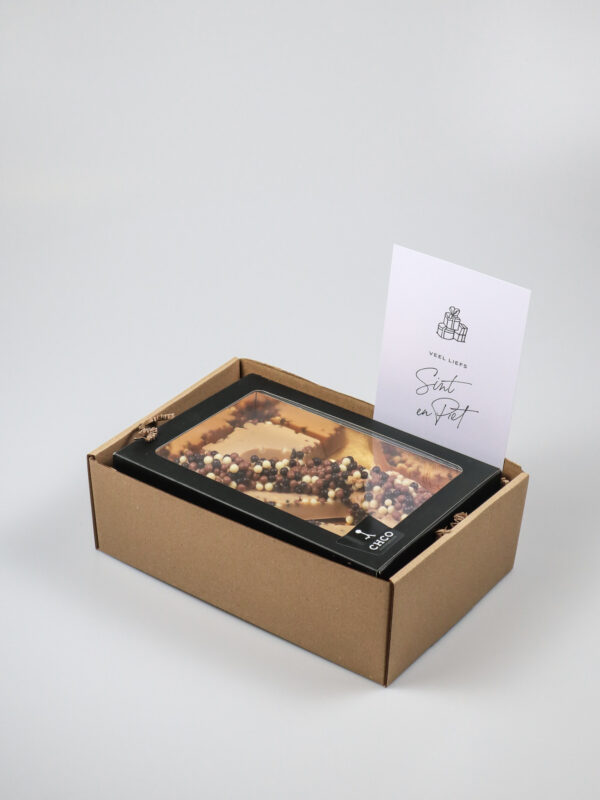 Sinterklaas cadeaupakket met witte chocoladeletter cookie karamel