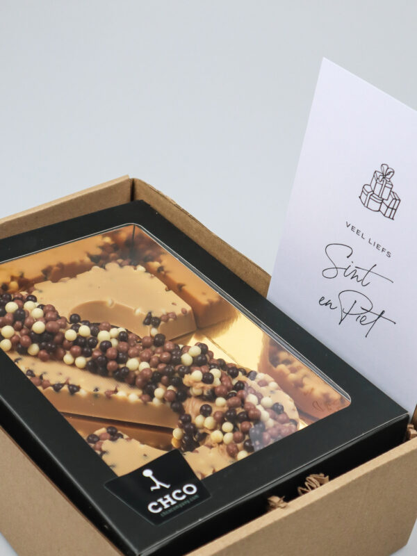 Sinterklaas cadeaupakket met witte chocoladeletter cookie karamel