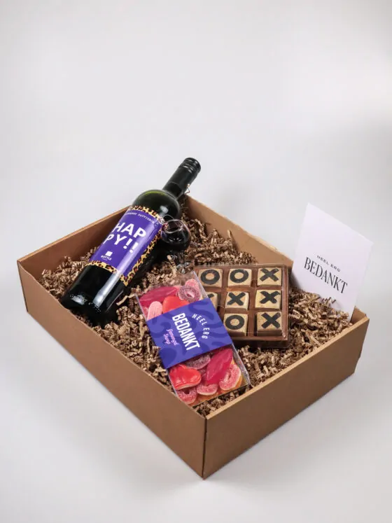 Cadeaupakket Bedankt met wijn, snoep en houten spel – Heel erg bedankt