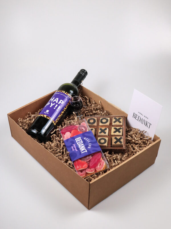 Cadeaupakket Bedankt met wijn, snoep en houten spel – Heel erg bedankt