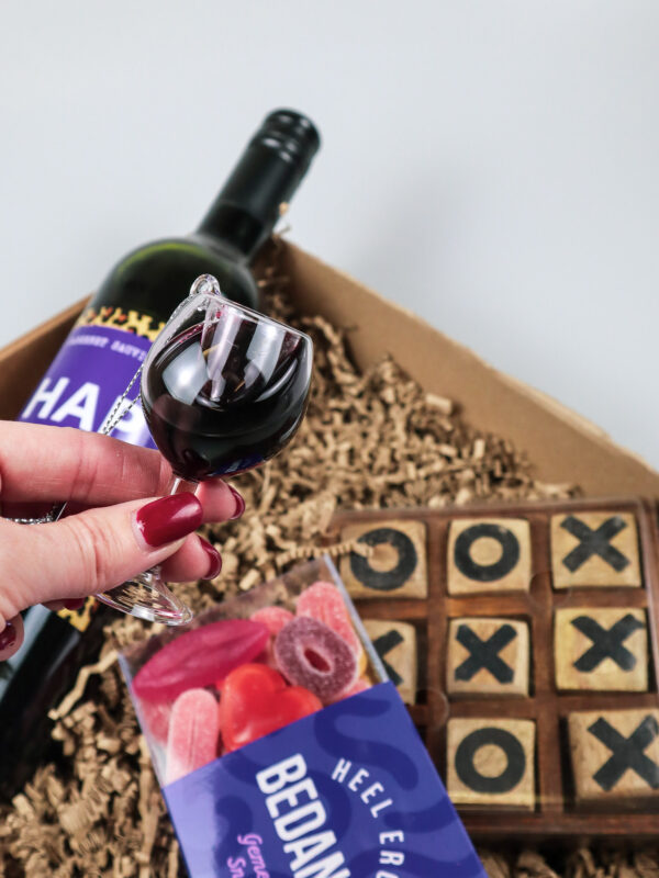 Cadeaupakket Bedankt met wijn, snoep en houten spel – Heel erg bedankt