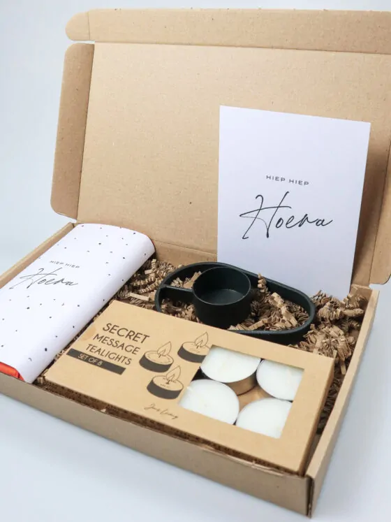 Brievenbus cadeau Hiep Hiep Hoera – Kaarslicht verrassing & Chocolade