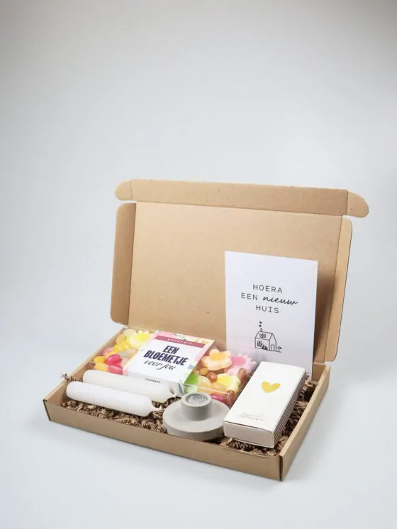 Brievenbus cadeau nieuw huis – Bloemensnoepjes, dinerkaarsen & kandelaar Brievenbus cadeau nieuw huis – Bloemensnoepjes, dinerkaarsen & kandelaar