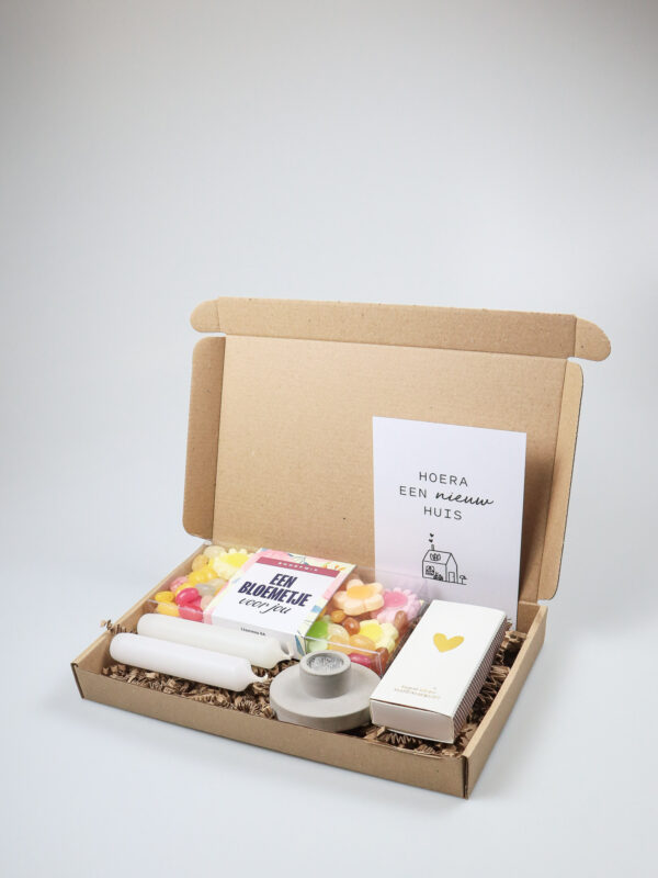 Brievenbus cadeau nieuw huis – Bloemensnoepjes, dinerkaarsen & kandelaar