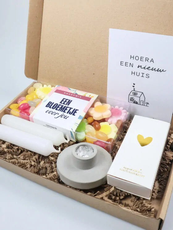 Brievenbus cadeau nieuw huis – Bloemensnoepjes, dinerkaarsen & kandelaar