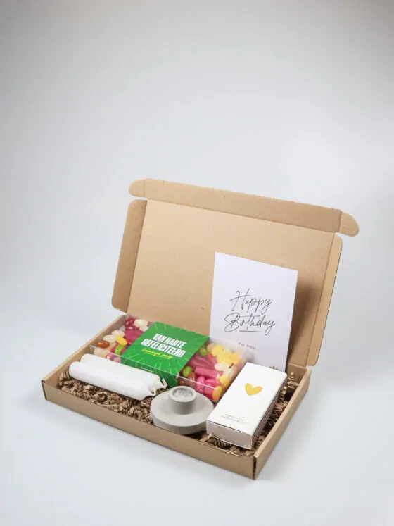 Brievenbus cadeau Happy Birthday – Kandelaar, kaarsen & snoep