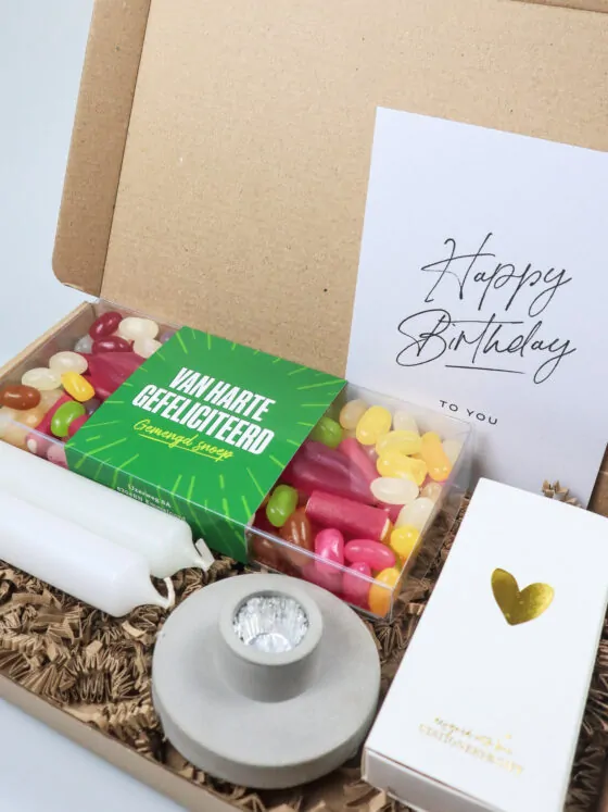 Brievenbus cadeau Happy Birthday – Kandelaar, kaarsen & snoep