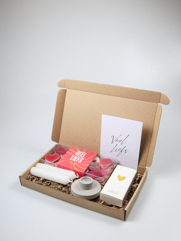Brievenbus cadeau Veel Liefs – Snoep, kaarsen & warme verrassing