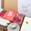 Brievenbus cadeau Veel Liefs – Snoep, kaarsen & warme verrassing
