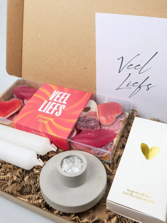 Brievenbus cadeau Veel Liefs – Snoep, kaarsen & warme verrassing