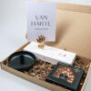 Brievenbus cadeau Van Harte – Kandelaar, kaarsjes, kaartclip & chocolade