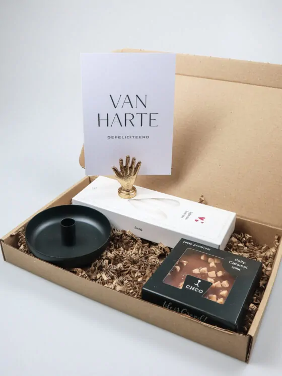 Brievenbus cadeau Van Harte – Kandelaar, kaarsjes, kaartclip & chocolade