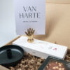 Brievenbus cadeau Van Harte – Kandelaar, kaarsjes, kaartclip & chocolade