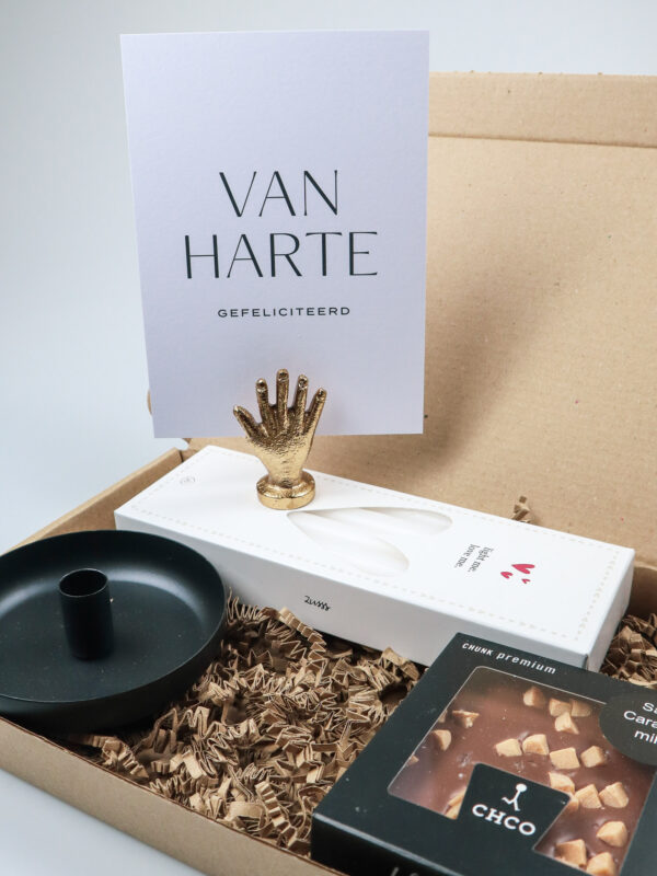 Brievenbus cadeau Van Harte – Kandelaar, kaarsjes, kaartclip & chocolade