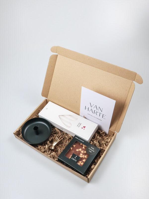 Brievenbus cadeau Van Harte – Kandelaar, kaarsjes, kaartclip & chocolade