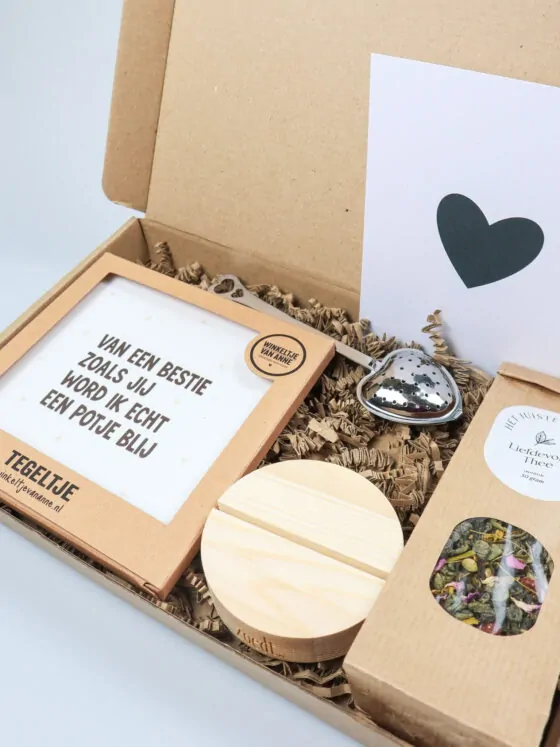 Brievenbus cadeau Bestie – Tegeltje, losse thee, theelepel & kaartenhouder