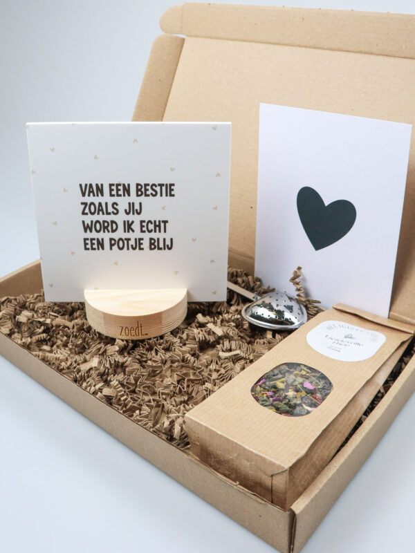 Brievenbus cadeau Bestie – Tegeltje, losse thee, theelepel & kaartenhouder