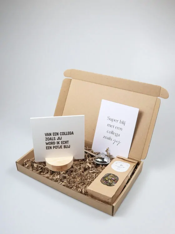 Brievenbus cadeau collega – thee, tegeltje & kaartenhouder
