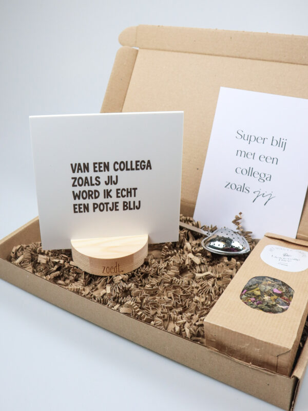 Brievenbus cadeau collega – thee, tegeltje & kaartenhouder Brievenbus cadeau collega – thee, tegeltje & kaartenhouder