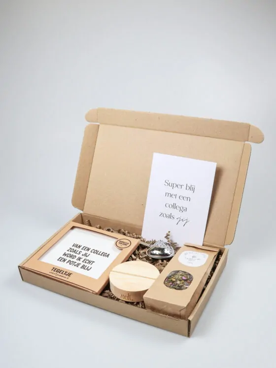 Brievenbus cadeau collega – thee, tegeltje & kaartenhouder