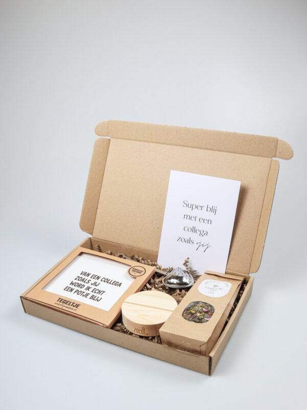 Brievenbus cadeau collega – thee, tegeltje & kaartenhouder Brievenbus cadeau collega – thee, tegeltje & kaartenhouder