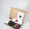 Brievenbus vol liefde – cadeau met kandelaar, kaarsjes, lucifers & chocoladehart