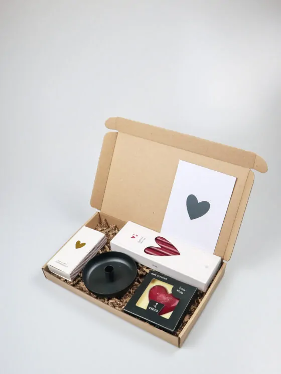 Brievenbus vol liefde – cadeau met kandelaar, kaarsjes, lucifers & chocoladehart