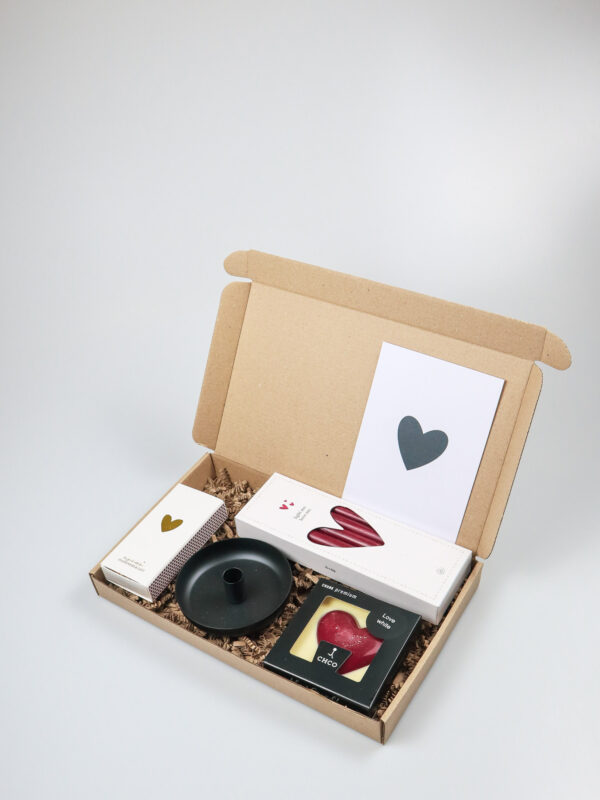 Brievenbus vol liefde – cadeau met kandelaar, kaarsjes, lucifers & chocoladehart