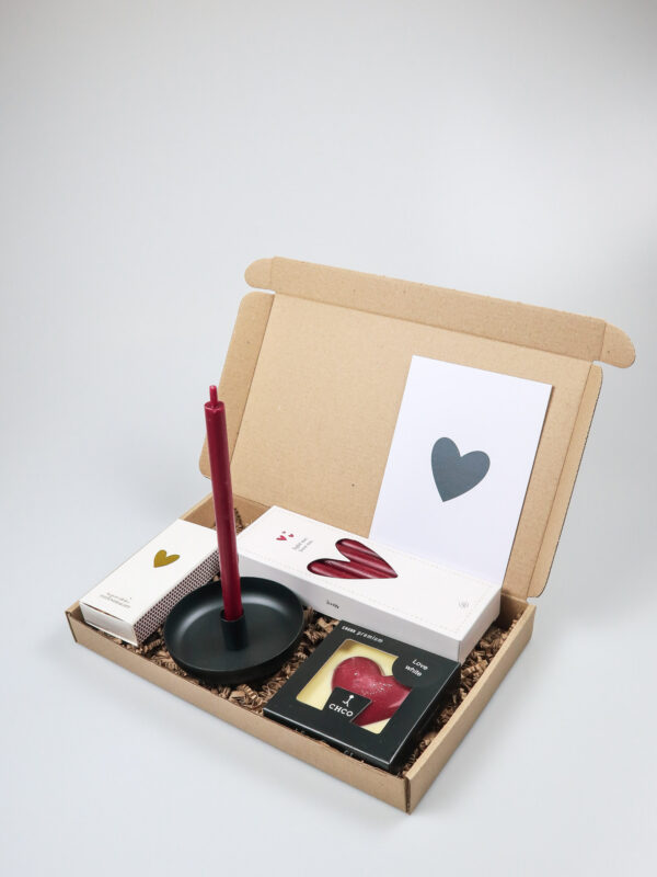 Brievenbus vol liefde – cadeau met kandelaar, kaarsjes, lucifers & chocoladehart