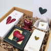 Liefdevol cadeaupakket – kaarsenset met hart kandelaar, Zusss kaarsjes, chunk & pin