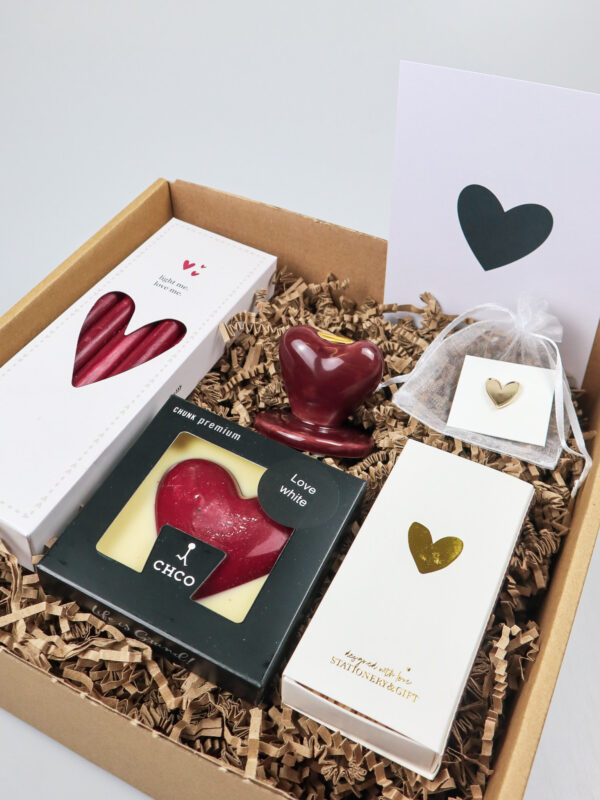Liefdevol cadeaupakket – kaarsenset met hart kandelaar, Zusss kaarsjes, chunk & pin