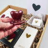 Liefdevol cadeaupakket – kaarsenset met hart kandelaar, Zusss kaarsjes, chunk & pin