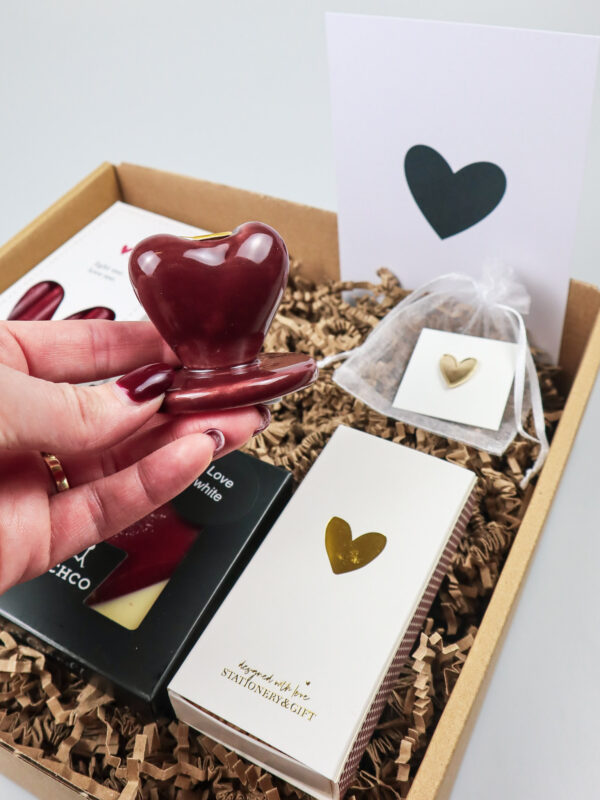 Liefdevol cadeaupakket – kaarsenset met hart kandelaar, Zusss kaarsjes, chunk & pin