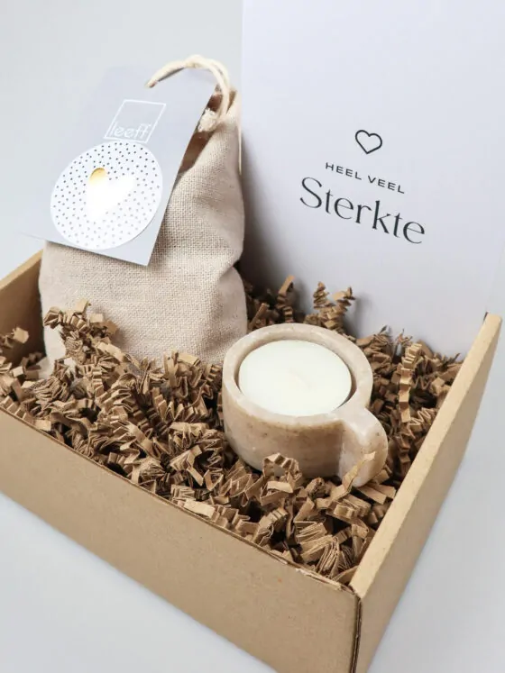 Cadeaupakket ‘Heel veel sterkte’ – waxinelichthouder & Leeff theelichtjes