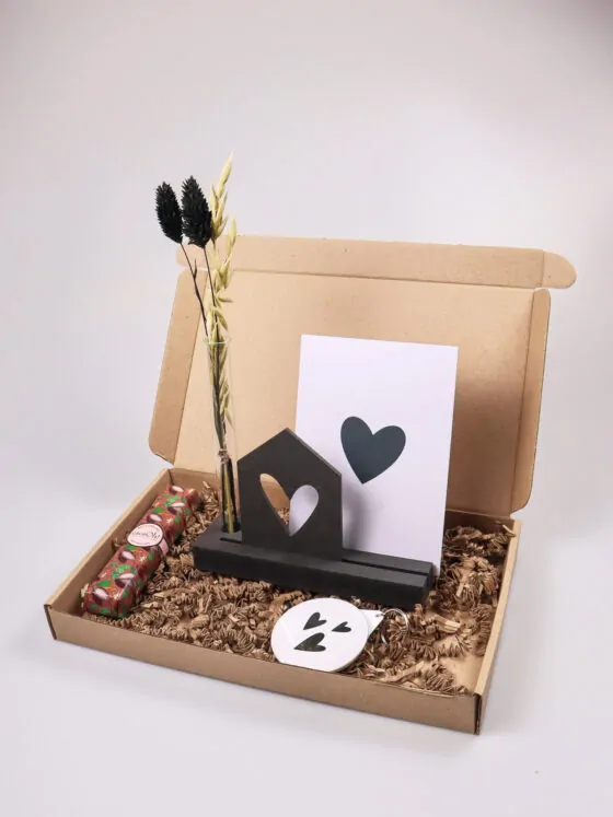 Nieuw Huis Brievenbus cadeau met kaarthouder, sleutelhanger en chocoladereep Nieuw Huis Brievenbus cadeau met kaarthouder, sleutelhanger en chocoladereep